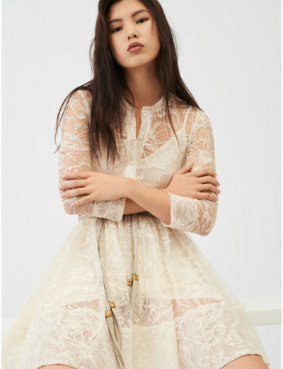 Robe en dentelle ceinturée