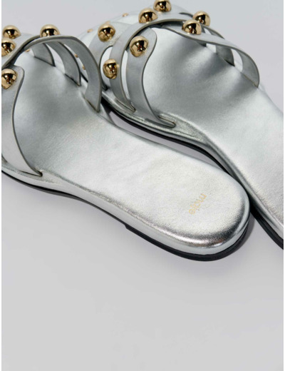 Mules en cuir ornées de studs