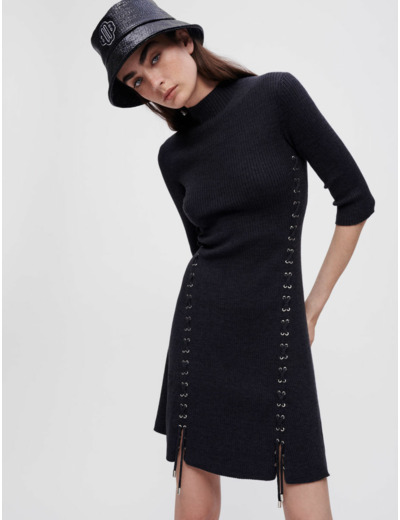 Robe en maille à œillets en métal