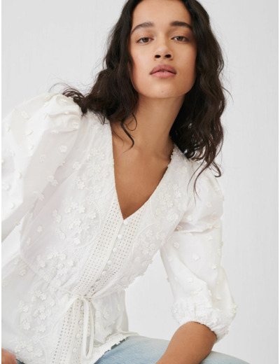 Top à broderies resserré à la taille